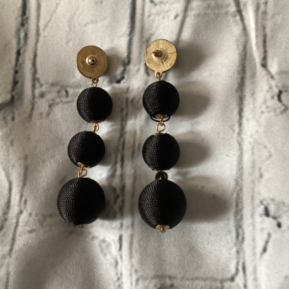 VINTAGE RARE FIND EARRINGS (PREOWNED) - Picture 2 of 2